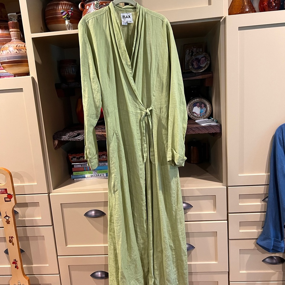 FLAX medium weight linen robe size L in a pretty spring green. Ties on the side